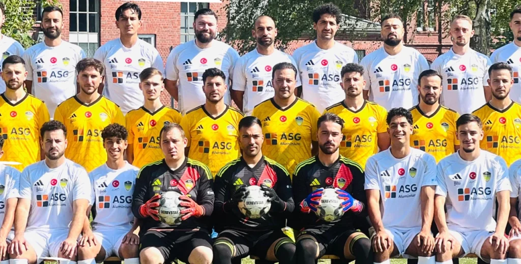 Mannschaftsfoto der 1. Mannschaft von Tuerkiyemspor Moenchengladbach vor dem Vereinsheim