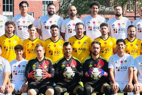 Mannschaftsfoto der 1. Mannschaft von Tuerkiyemspor Moenchengladbach vor dem Vereinsheim